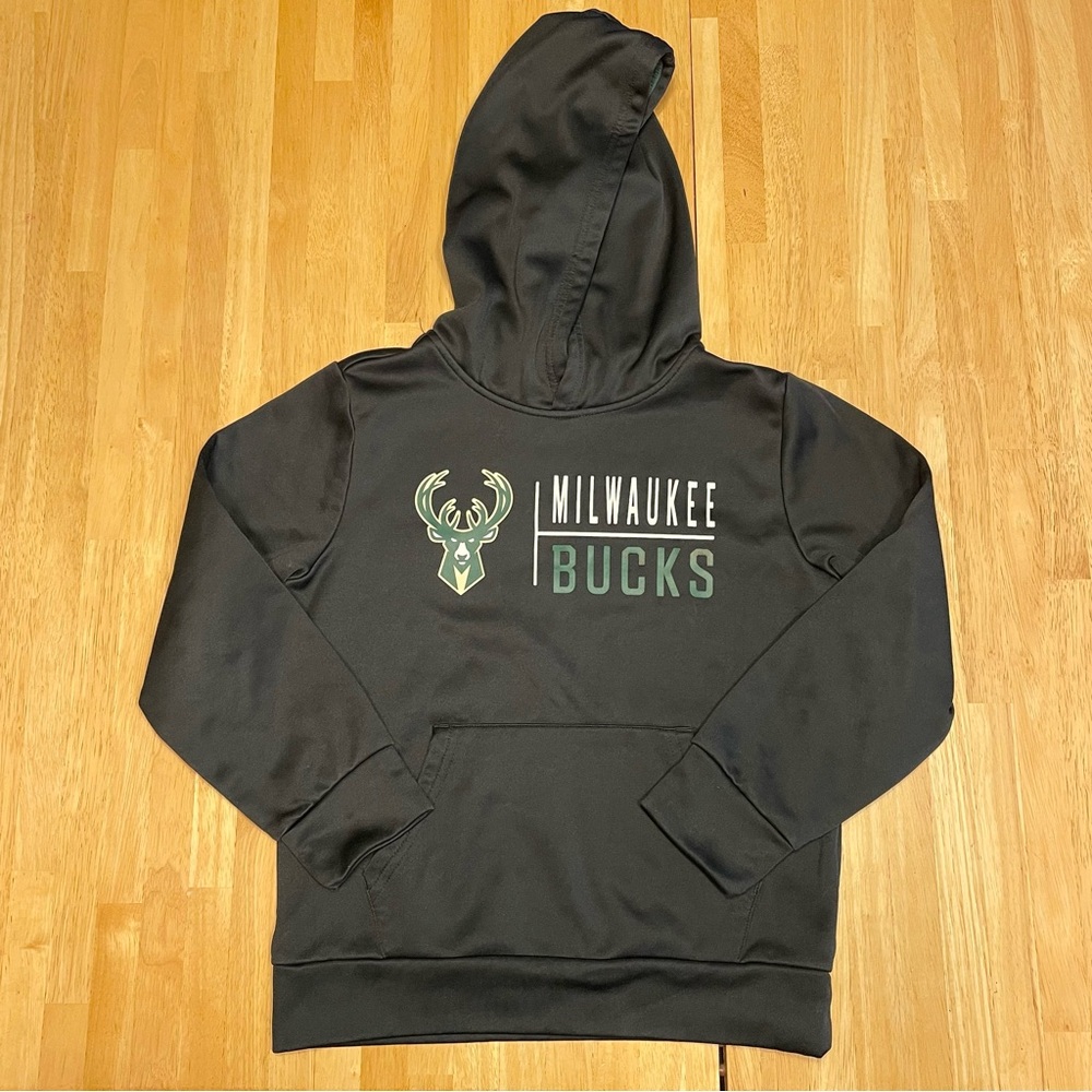 Milwaukee Bucks Black Hoodie with Team Logo, Youth M size 8